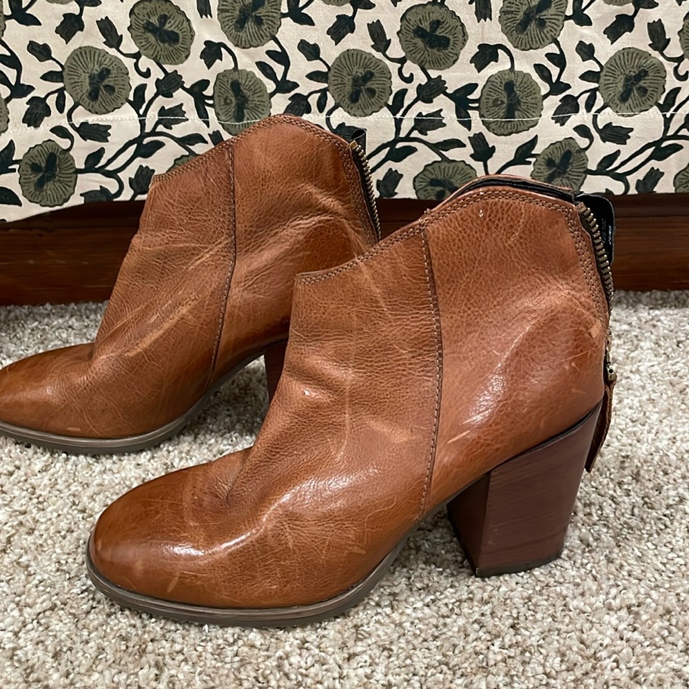Like new Clark’s brown leather booties women’s size 5.5.